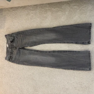 Grå bootcut jeans från Gina tricot Young  - Gråa jeans från Gina tricot Young. Storlek 170. Sköna och snygga jeans