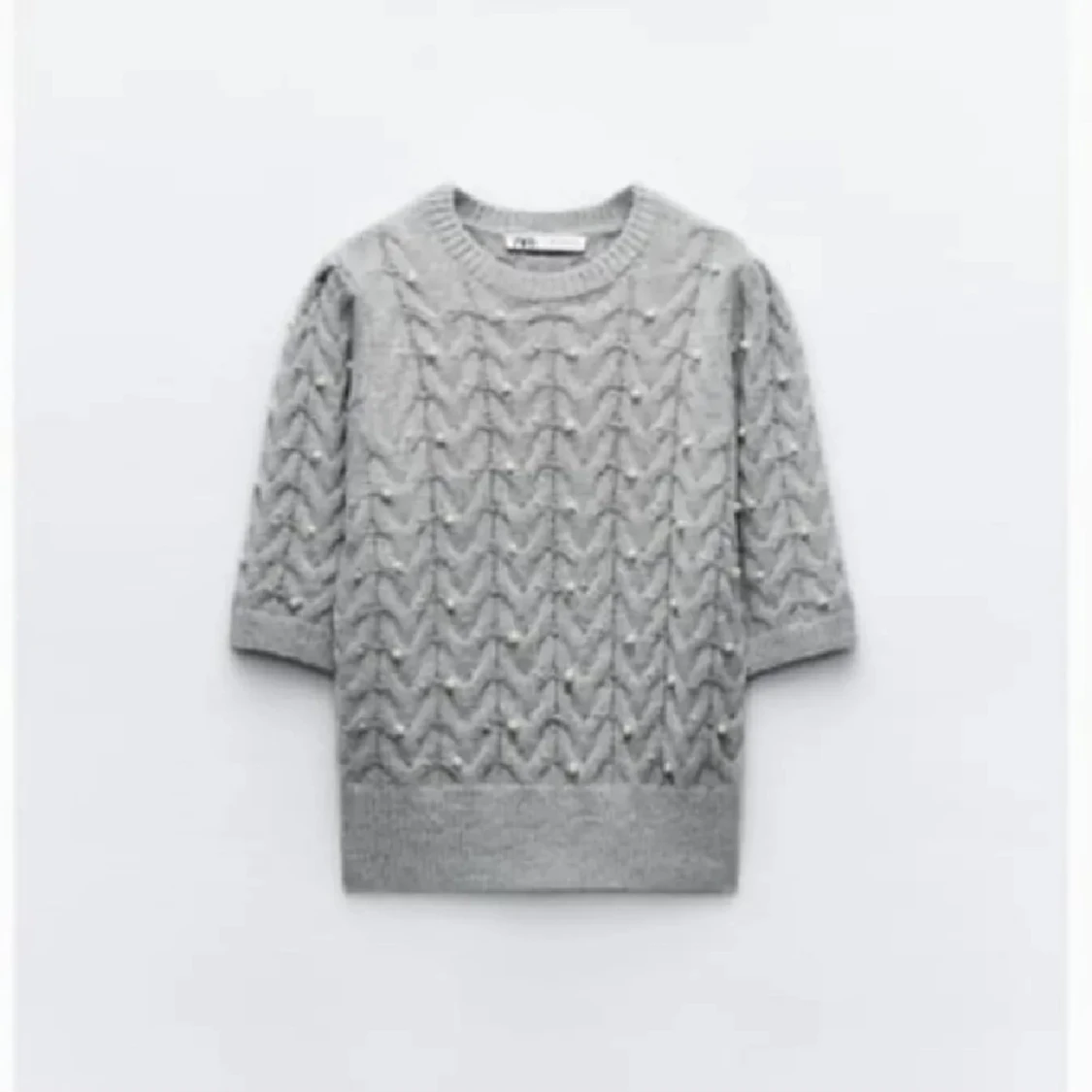 Grå stickad tröja med pärlor från Zara - 1