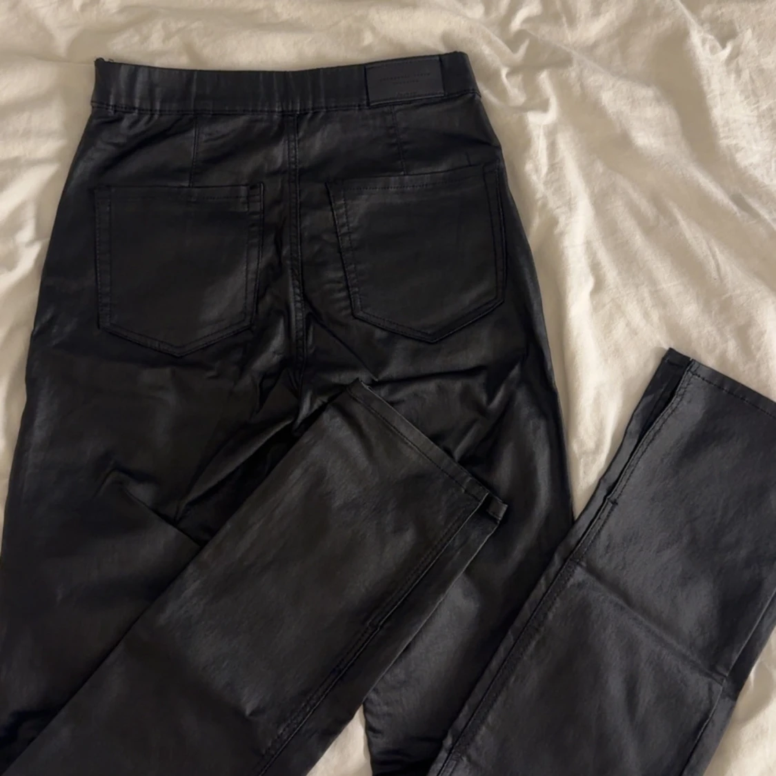 Svarta bootcut byxor med slits i skinnimitation - 1