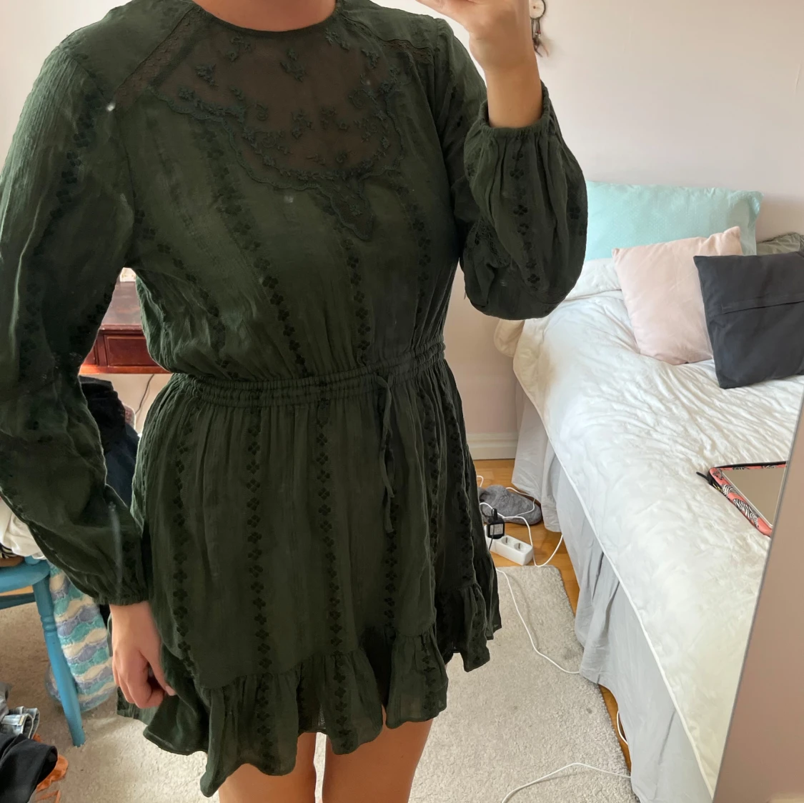 Mörkgrön kort klänning med volang - 2
