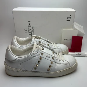 Valentino dam skor - Hej! Säljer nu dessa sjukt snygga Valentino skor. Skorna är i fint skick! Allt og med + original kvitto. Hör gärna av dig vid frågor!