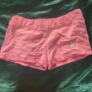 Rosa shorts från Polo Ralph Lauren - Snygga rosa shorts från Polo Ralph Lauren i 100% bomull. De har en klassisk, enkel design med broderad logga i vitt framtill. Perfekta för varma sommardagar och riktigt sköna att ha på sig tack vare det mjuka materialet.