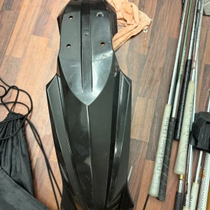 Crossstänka till enis  - Ingen bok syns på bilden, endast sportutrustning och tillbehör. Ingen information om titel, författare eller innehåll kan ges.