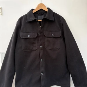 Overshirt - Jag säljer min overshirt från lager 157. Har aldrig använt då den så den är helt ny. Den är perfekt för hösten och våren till och med tidig vinter om du har något tjockare under. Finns inte att köpa längre på lager 157 då den är mycket populär. 