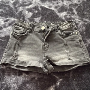 Jeans shorts  - Jag har haft på mig dom några gånger inte så jättemycket eftersom köpte två par väldigt sköna och bra