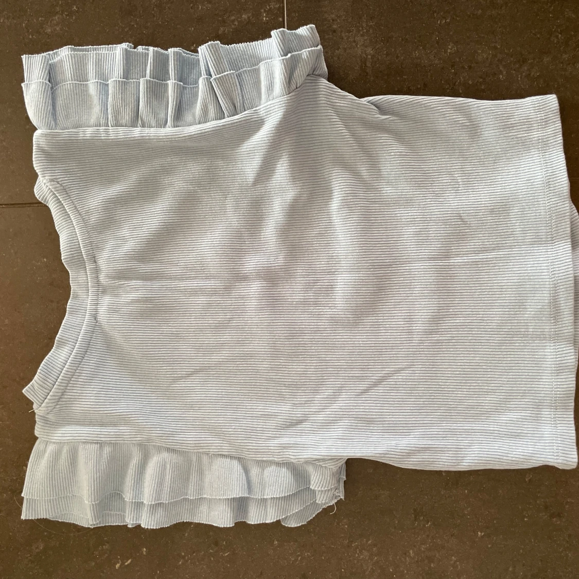 Ljusblå ribbad topp med volangärmar Zara - 1