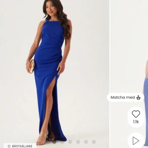 Square Neck Slit Maxi Dress - Supersnygg långklänning från Bubbleroom, helt ny med prislapp kvar!! 💙Finns att hämta i Colonia i Linköping, och kan även skickas med posten 💙Perfekt till finsittning eller bal! Köpt för 799kr + frakt, strl XS