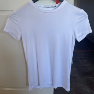 Vit basic t-shirt  - Enkel och stilren vit t-shirt.