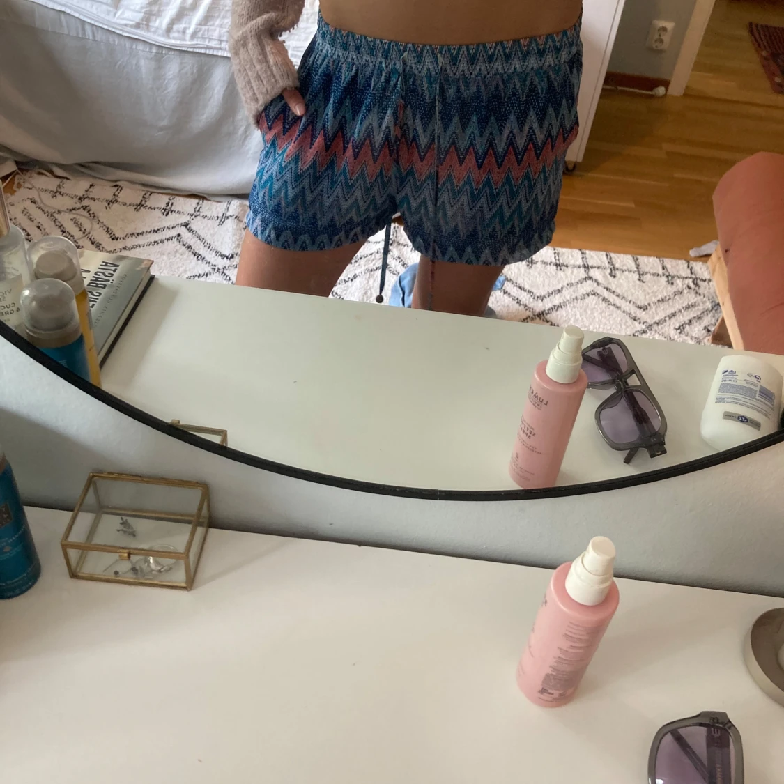 Blå mönstrade shorts med zigzag - 1