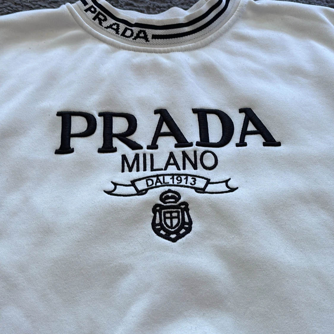 Vit sweatshirt från Prada med brodyr - 2