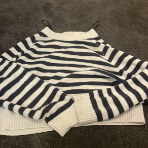 Randig stickad tröja från H&M Divided - Säljer en stickad tröja från H&M Divided i storlek S. Tröjan har marinblå och vita ränder, ribbade muddar och rund hals. Perfekt för dig som gillar en klassisk och chill stil. Passar till jeans eller kjol för en avslappnad look.