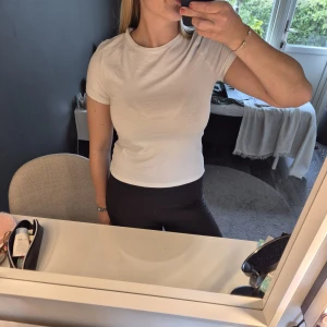 Vit basic t-shirt från H&M Divided - Enkel vit t-shirt från H&M ❣️lite kortare i modellen