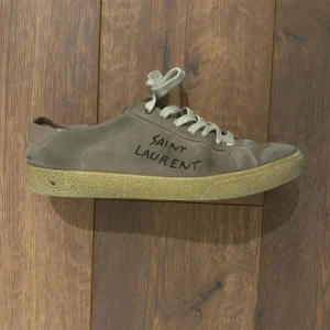 Saint Laurent sneakers i mocka - Snygga sneakers från Saint Laurent i beige/brunaktig mocka.