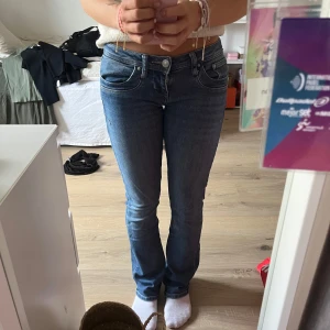 Blå jeans från LTB Valerie W24 L32 - Säljer ett par klassiska blå jeans från LTB, modellen Valerie. Jeansen har låg midja, raka ben och fina fickor. Tillverkade i mjukt denim med snygg tvätt. Jätte fina 🥰