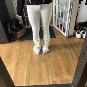 Vita bootcut jeans från Miss Me - Säljer ett par vita jeans från Miss Me i modell bootcut. Byxorna har snygga detaljerade bakfickor med broderi och silvriga nitar. De är midwaist och har klassisk dragkedja och knapp framtill. Perfekta för dig som vill sticka ut med en fräsch look. Jag är 163 så de kommer passa nån med lite länge ben 