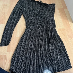 Klänning - Supersnygg nyårsklänning som sitter som en smäck 