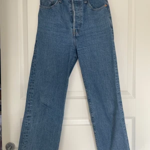 Levi’s ribcage straight - Levi’s ribcage staight W26 L27. Slutar kring anklarna(cropped)💞