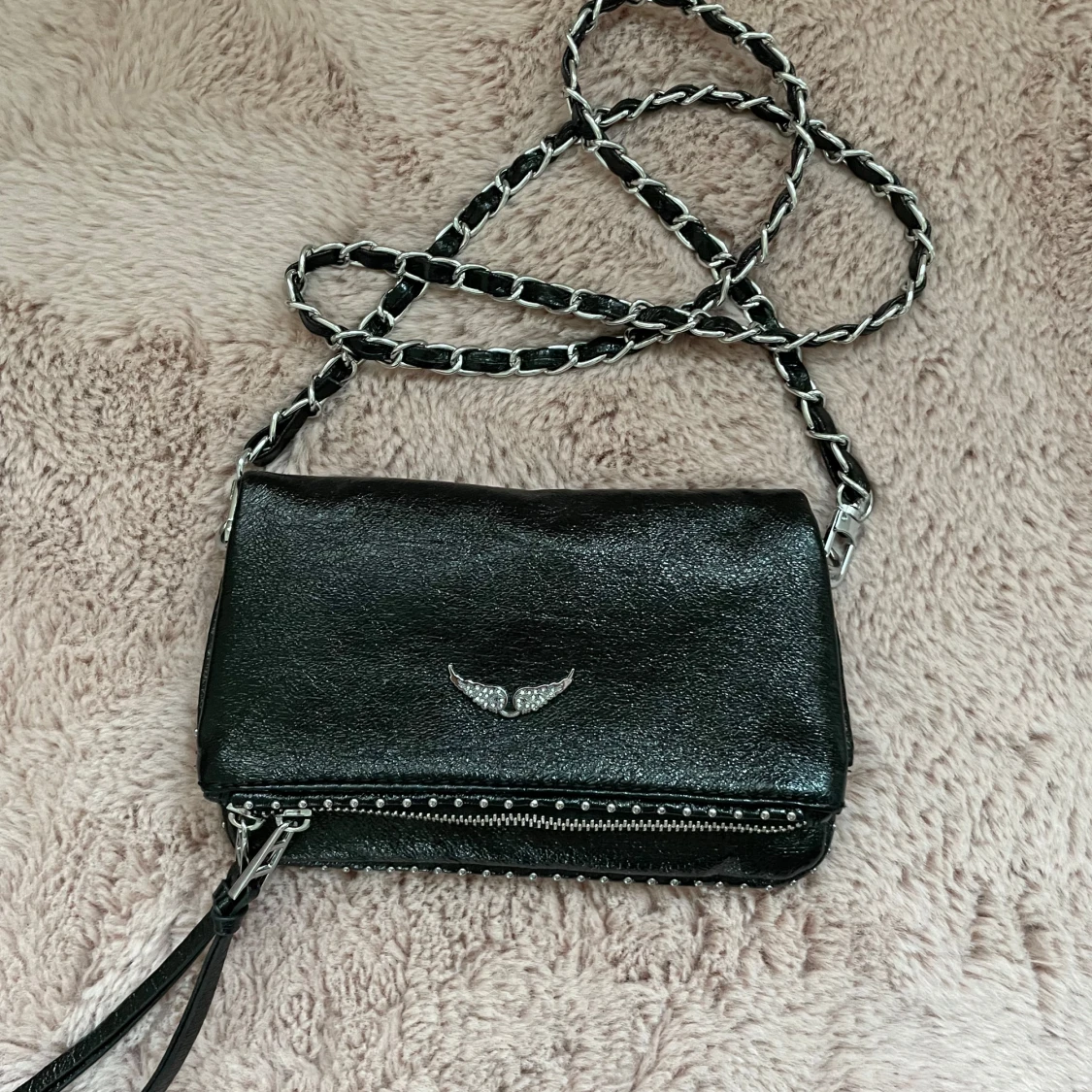 Svart axelväska med kedjedetaljer