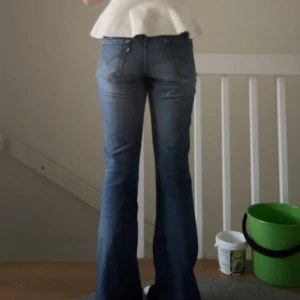 Levis jeans bootcut low  - Säljer dessa mörkblå bootcut vintage Levis jeans 519 low flare. Mått rakt över: 36 - 37 cm Innerbenslängd: 80 - 81 cm💕 skriv gärna vid frågor! 