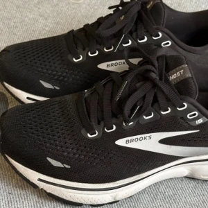 Brooks Ghost 15 svarta sneakers - Brooks Ghost 15 – vit/svart dam, stl 37,5 – ny original sula  Brooks Ghost 15 löparskor i vit/svart, dammodell storlek 37,5 EU (6,5 US). Skorna är i bra och fräscht skick. De har använts med egna inlägg, så originalinnersulan är helt ny och oanvänd.  Mindre skav framtill på höger sko (se bild) – påverkar inte passformen eller komforten.