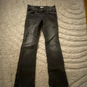 Svarta jeans med paljett-detalj - Ett par super snygga low bootcut jeans ifrån Gina young😜 säljer billigt pga inte så mycket användning av de längre💕 jätte fint skick och inte så använda!! Storlek 152