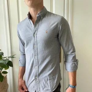 Ralph Lauren skjorta slim fit stretch Oxford - Inga defekter! Modellen bär slim fit stretch Oxford storlek S och är 180,75 kg. Kom med frågor! 