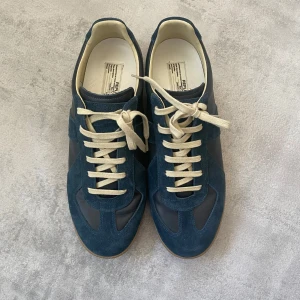 Maison margiela  - Säljer ett par maison margiela. Det billiga priser beror på att skorna inte är äkta. Men de är i väldigt bra skick och påsar medföljer till skona. Priset är inte hugget i sten. Det är bara att skriva vid frågor och funderingar 