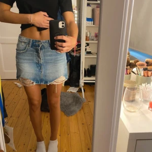 Blå jeanskjol med slitna detaljer - Kommer inte till användning!