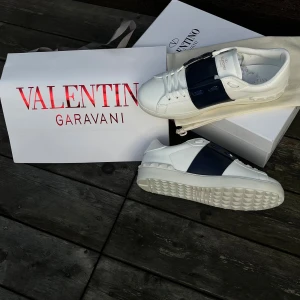 Valentino Garavani  - Valentino sneakers Storlek 43 (använda 1 gång). Kommer med originalkartong, dustbag och påse – allt i toppskick!