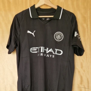 Mamchester City fotbollströja 25-26 - Manchester City repIika fotbollströja 25-26. Helt ny med tag. Storlek: Medium