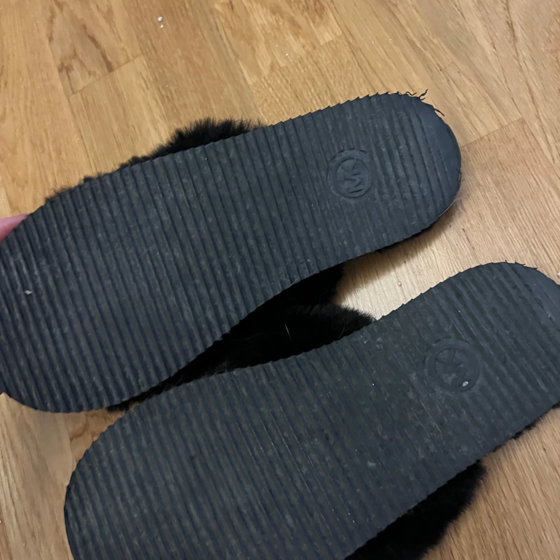 Svarta fluffiga sandaler Michael Kors - 3