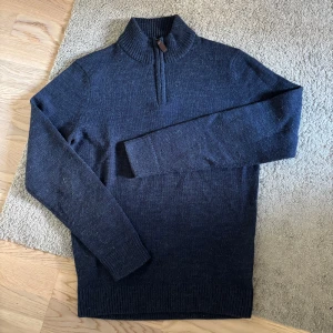 Mörkblå stickad half zip-tröja - Tja! Säljer en riktigt stilren stickad halvzip ifrån Pier one | Storlek~M | Färg~Marinblå | Jag på bilden är 181! | Hör av er vid minsta lilla fundering🙌