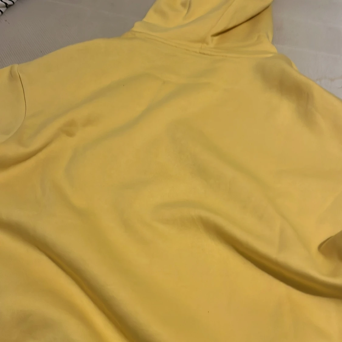 Gul hoodie från WA med broderad logga - 2