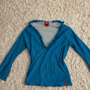 Miss Sixty Mesh Top - Säljer en blå mesh top från Miss Sixty i storlek L, men passar mer åt S/M hållet. Inga defekter och är super cool.