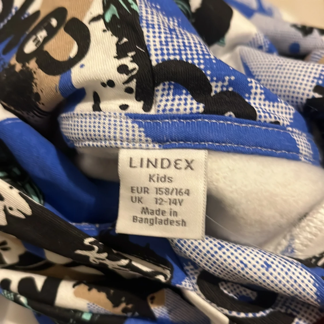 Färgglad hoodie med graffiti från Lindex - 3