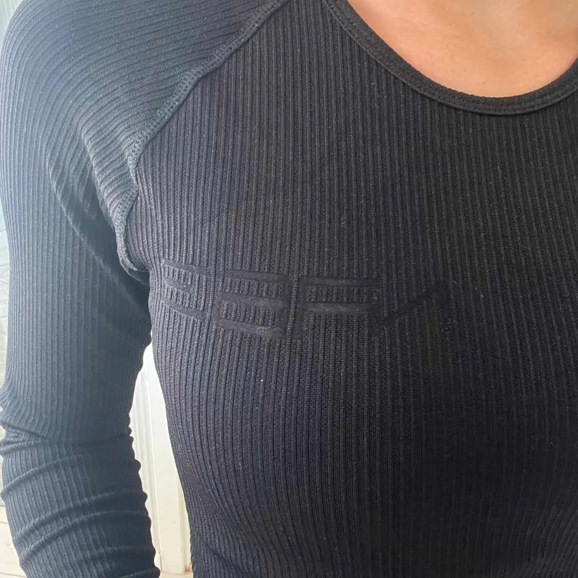 Svart ribbad långärmad croptröja - 2