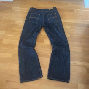 Nudie Flare glenn dry nostalgia 31/32 - Nudie jeans flare glenn dry nostalgia i storlek 31/32, nyskick, har haft de ungefär 5 gånger och de har aldrig tvättats. Köpta för 1600 i juli 