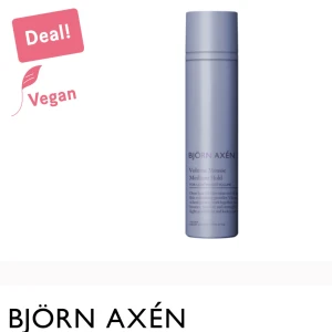 Björn Axén Volume Mousse Medium Hold - Volymgivande mousse från Björn Axén i en stilren ljuslila flaska. Ger medium stadga och lätt volym med ingredienser som vetprotein och provitamin B5. Vegansk formula som passar dig som vill ha ett fräscht och glansigt hår. Jätte bra för att skapa volym. Bara använd en gång. Alltså jätte mkt kvar i 