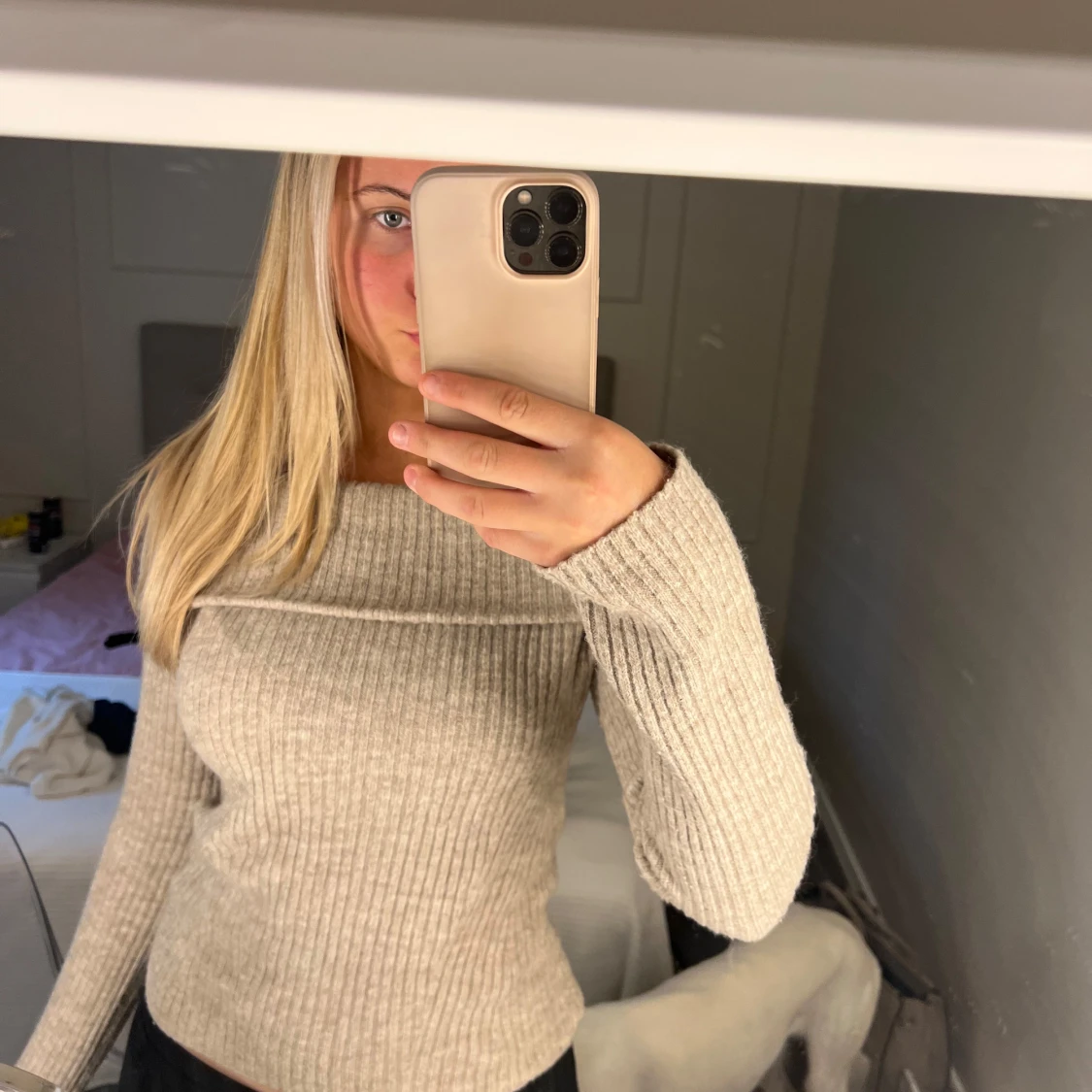 Beige ribbad offshoulder stickad tröja - 2