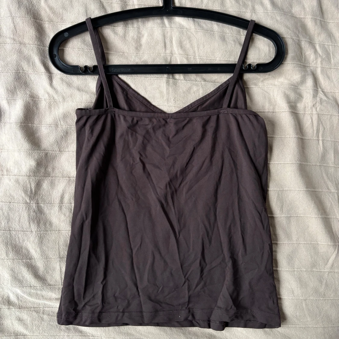 Mörkbrunt linne med smala axelband - 1