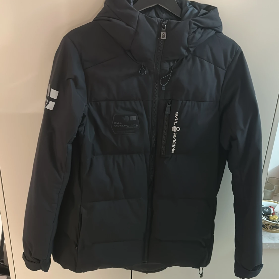 Svart Sail Racing dunjacka med huva