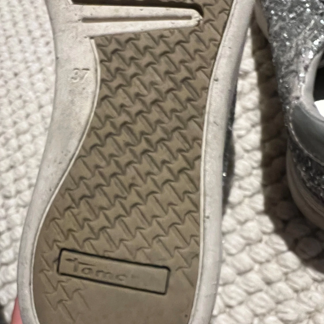 Glittriga silvriga sneakers från Tamaris - 1