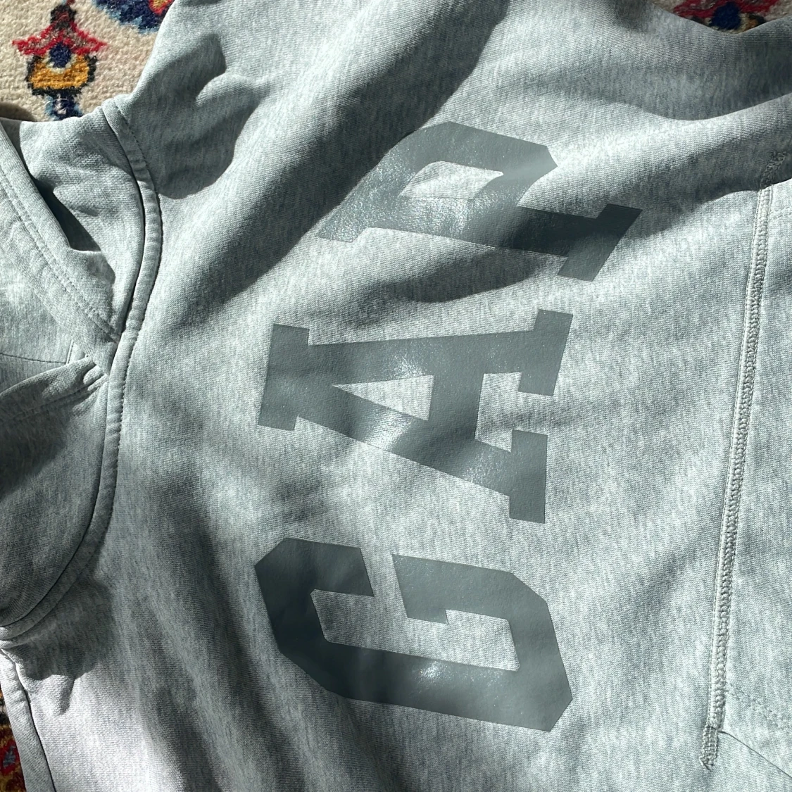 Grå hoodie från GAP med logga - 1