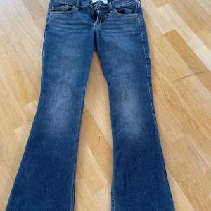 Blå bootcut jeans från Hollister - Snygga blå jeans från Hollister med bootcut passform och broderade detaljer på bakfickorna. Aldrig andvända. Pris kan alltid diskuteras. De är storkek small-medium