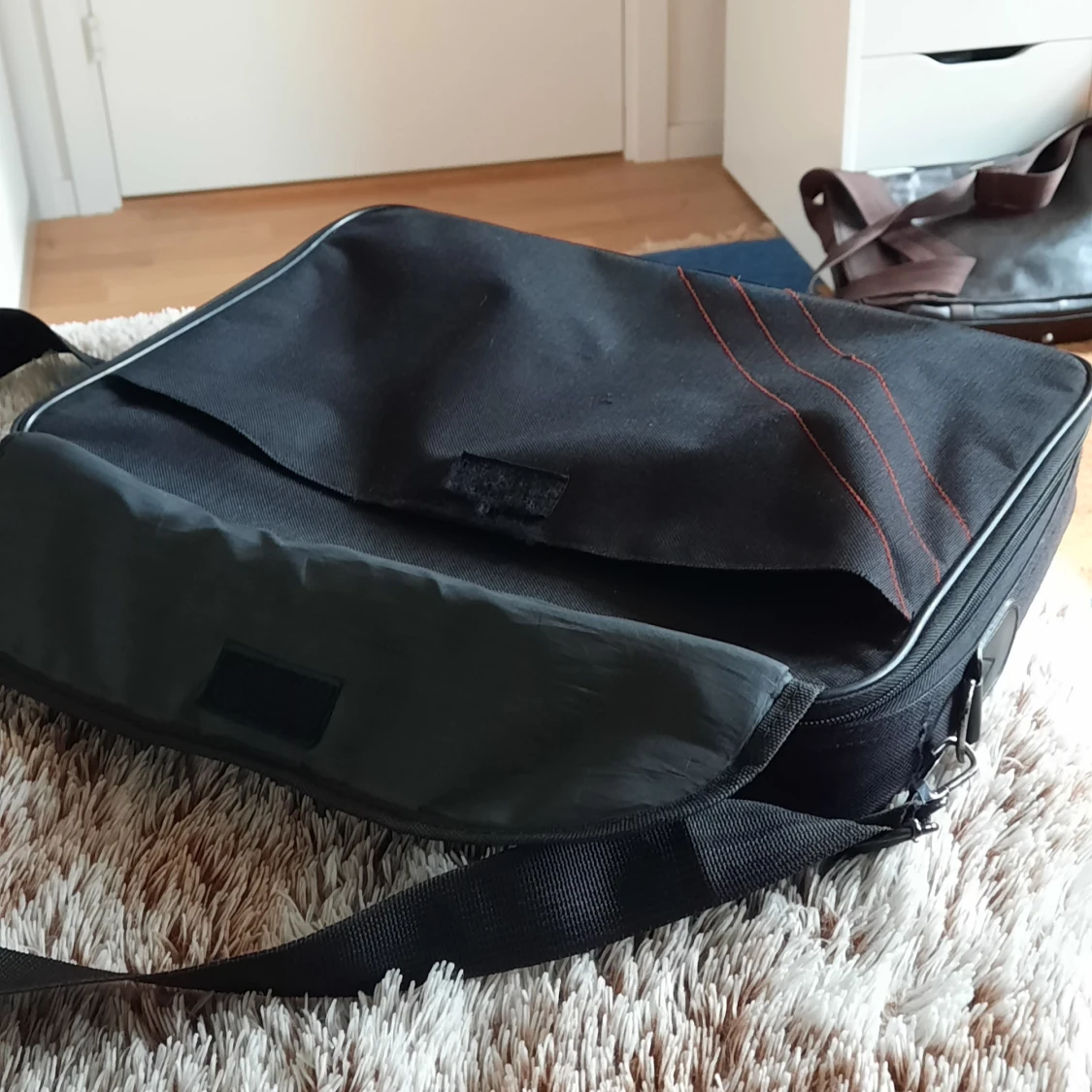 Svart datorväska med axelrem - 1