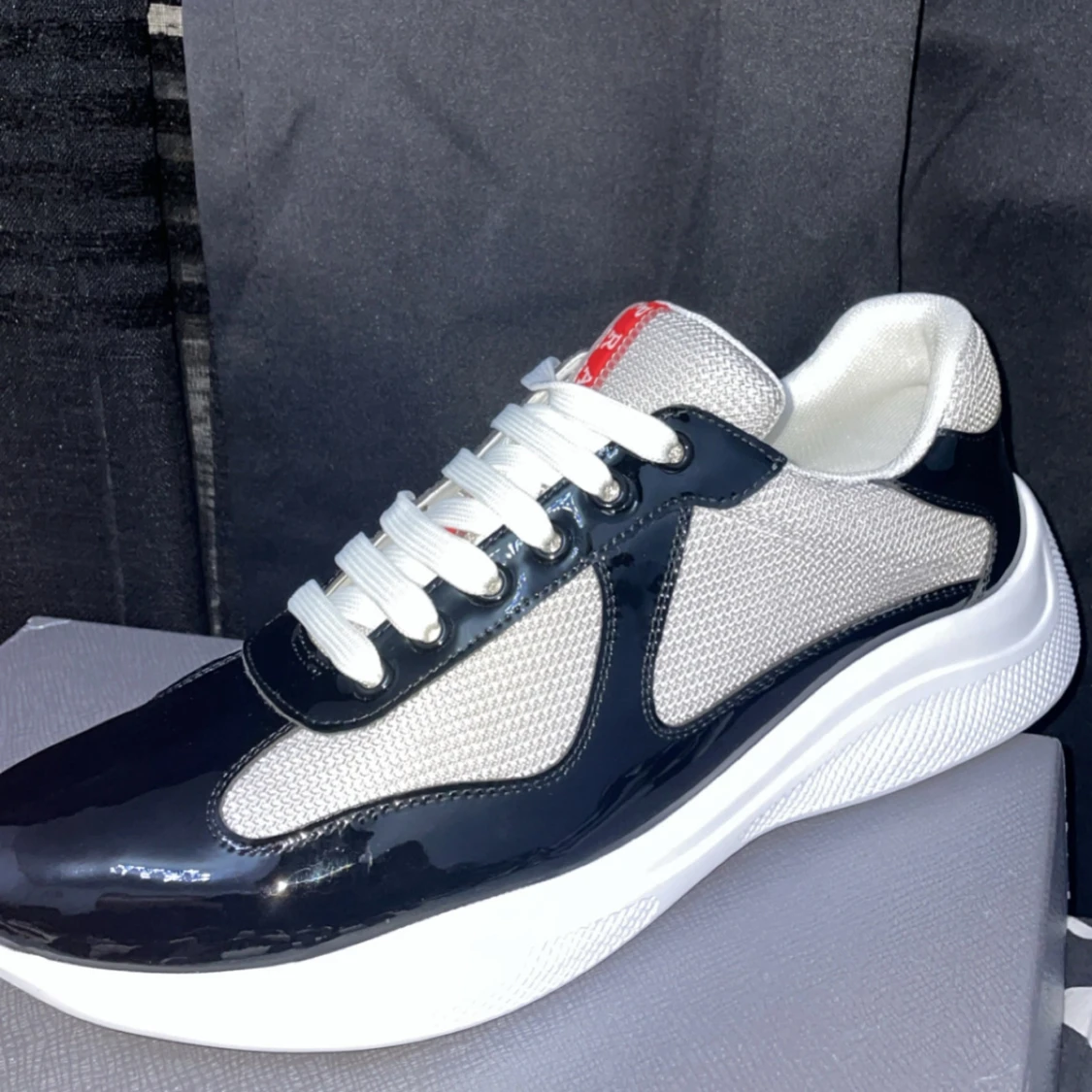 Prada sneakers i svart och vitt - 1