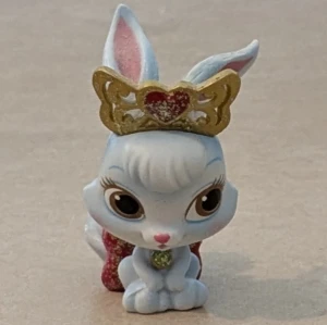 Jätte söt hare med diadem, Disney - Jätte söt hare med ett diadem i guld med glittriga detaljer och ett rött hjärta i mitten. Märke Disney.