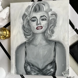 Tavla - Målad tavla på Marilyn Monroe med akryl. Budgivning som gäller så priset startar på 600kr och minsta höjning är 50kr. Budgivningen gäller i 48 h