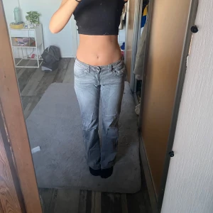 Low rise bootcut jeans  - Säljer dessa populära grå bootcut jeans från Gina Tricot Young med fina fickor där bak och med låg midja. 