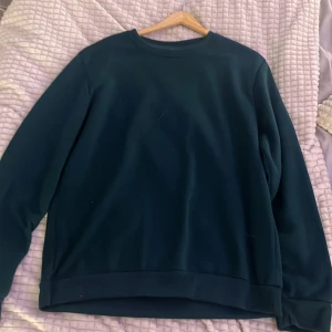 Mörkgrön Tröja - Mörkgrön tröja med skönt material.